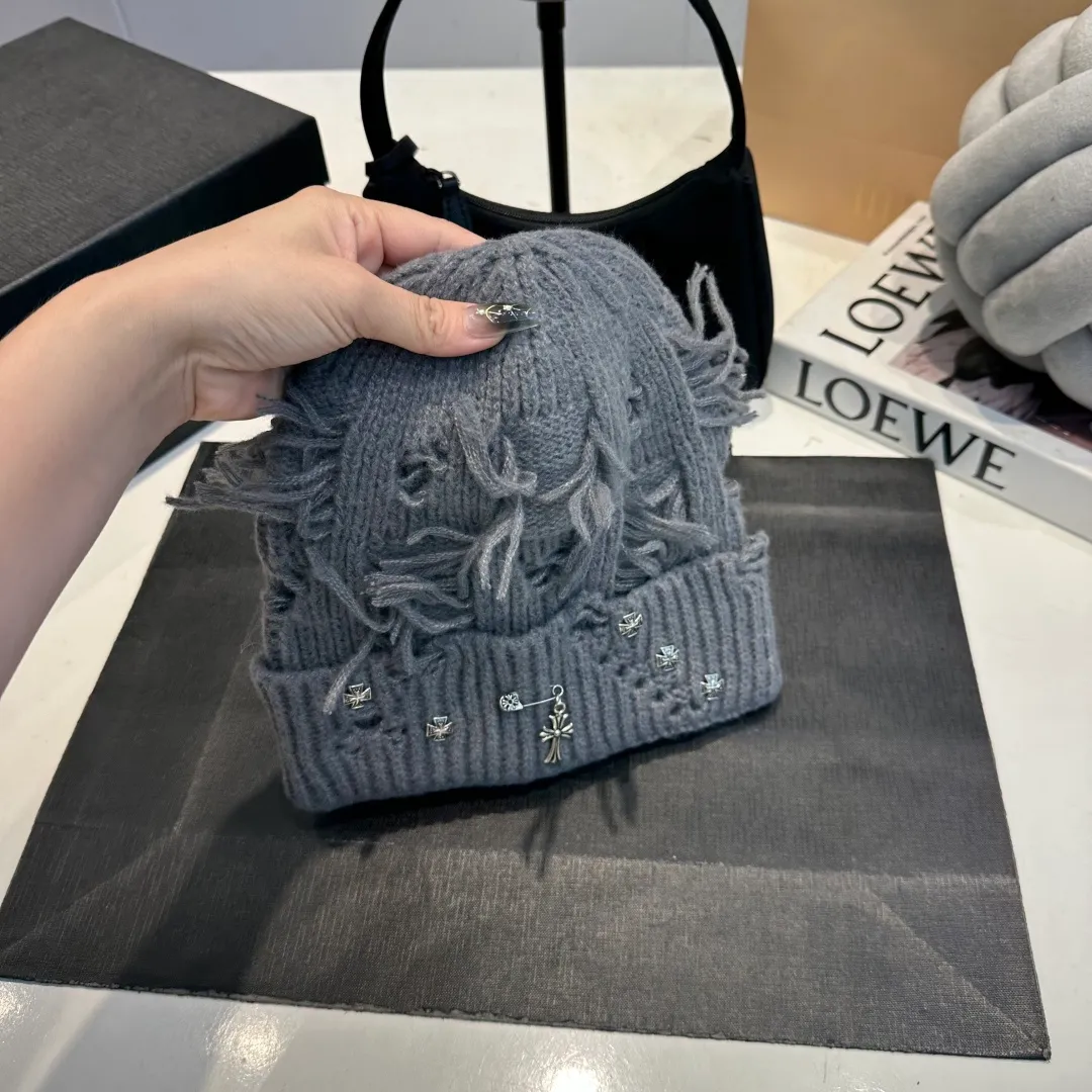P60 Crow Heart Autumn and Winter Wool Knitted Beanie This must be the favorite of minimalism. It is clean, neat, fashionable and versatile, and will definitely not be picky about your face shape! A fashionable classic that lasts forever! Fashionable black and white can be purchased together